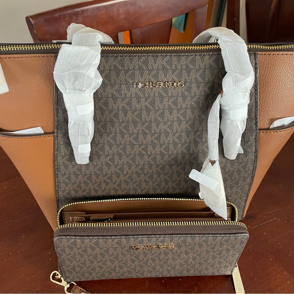 Michael Kors Large Satchel w/wallet. NWT. $199